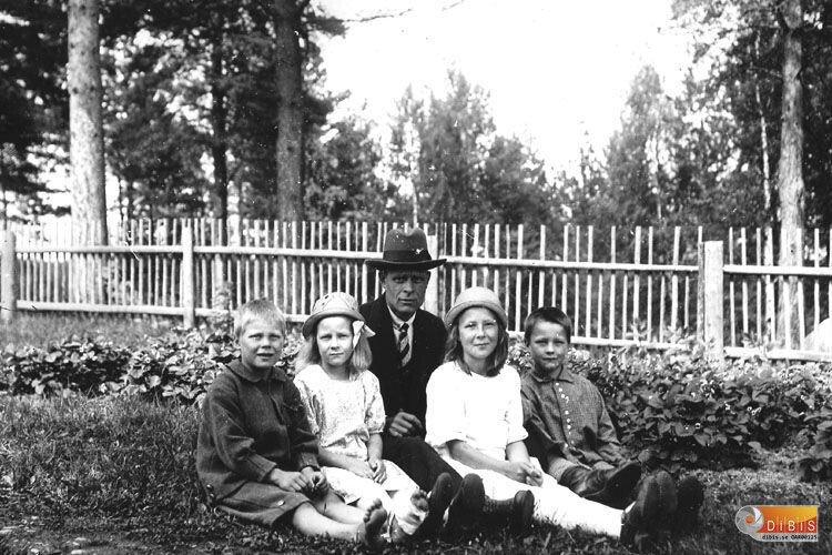 Arvid Mårtensson med barn från bl.a. Nyasa.