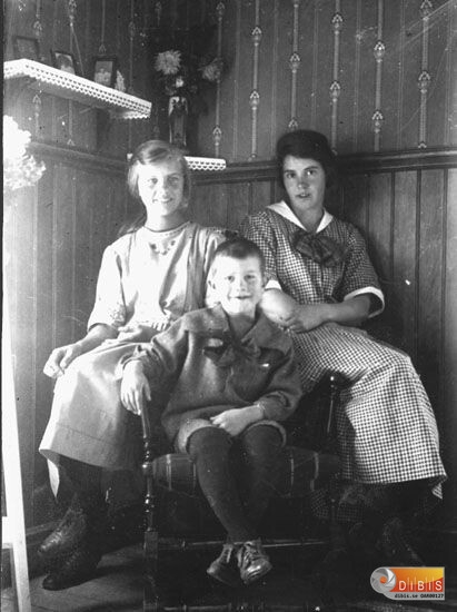 Flickorna är Olars-Betty, Helena Johansson, pojken är antingen
Erik, Hilding eller Martin.
