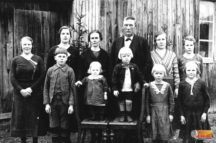 Nyasa-familjen Arvid Olsson.
Vänster bak Britta, Karin Arvidsson, Nyasa-Betty Olsson och Nyasa-Arvid Olsson,
Margit och Milda Arvidsson-Wennberg.
Nedan fram Martin, Vanja, Kurt, Maj, och Berta Arvidsson-Reinholdsson.