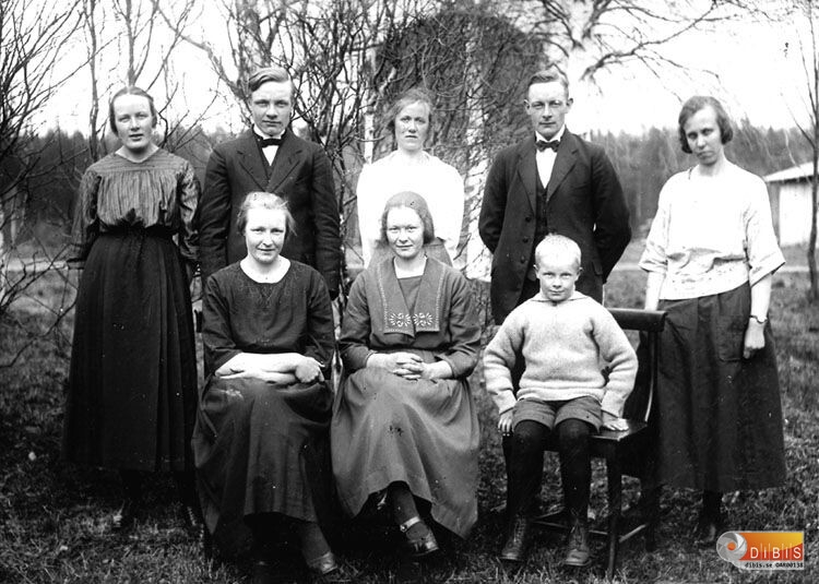 Anna Svedlund Vallsta, Edit Östergrens, Hållen från Vallsta, Halls-Nils, Bricken, Alma, Olof,
Filip Olsson, Alma g. i Ryggesbo med Erik Persson.