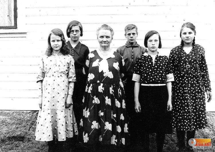 Skolklass Torrbergsbo.
Nyasa-Milda Arvidsson, Majken Lindström, Anna Nordlander, Rickard Persson, Anna Wikström, Skomakra-Hulda Falk.