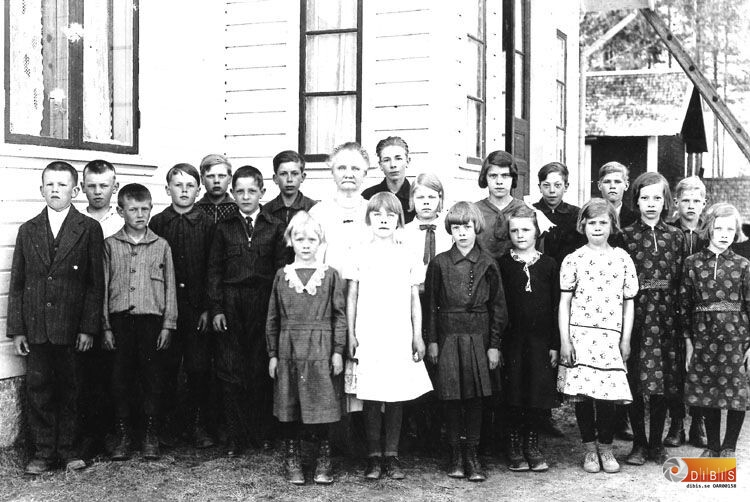 Skolklass i Torrbergsboskolan i Ovanåker.

Främre raden från vänster:
1.Vanja Arvidsson
2.Okänd
3.Ingrid Jonsson
4.Okänd
5.Gerda Persson
6.Linnea Wikström
7.Anna Wikström

Övre raden från vänster:
1.Lennart Wikström
2.Åke Lindström
3.Hilding Woxberg
4.Martin Arvidsson
5.Rudolf Mårtensson
6.Olle Olsson-Smensgård
7.Skomakar-Sigurd Jonsson
8.Lärarinna Nordlander
9.Okänd
10.Hildur Wikström
11.Jenny Mårtensson
12.Okänd
13.Adolf Persson
14.Hjalmar Persson