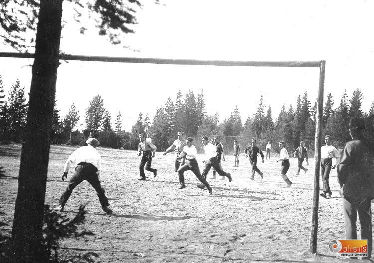 Fotboll.
Match mellan Roteberg-Knåda 5-1 År 1924.