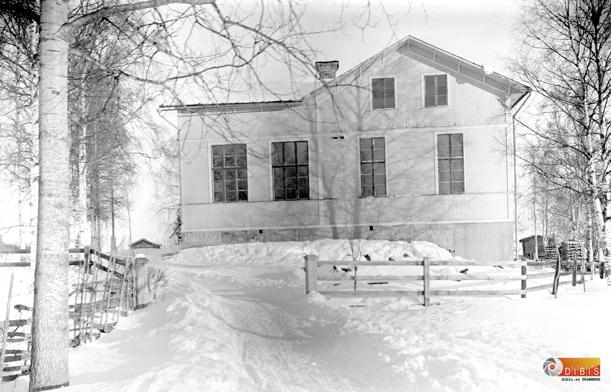 Knåda gamla skola. Skolan blev efter det lärarbostäder. Numera (2015) finns här matsal och personalrum. Ernst Wåger, fotogafen till denna samling, var lärare på skolan fram till slutet av 1940 talet när han flyttade till Edsbyn.