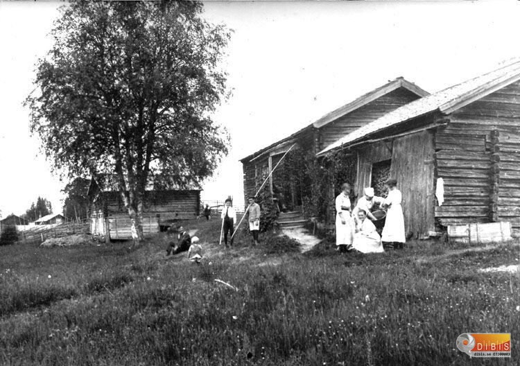 Nils-Jons boene (fäbodvall) midsommar.
Från vänster okänd man med hängslen, Börje Uhr, Ers-Ols Bertil Eriksson (med metspö)
Tage Frid, Mia Frid, Erskols Lisa Eriksson, Anna Uhr.