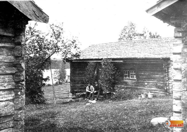 Parta-vallen Herrdals midsommar.
Jonas Frid och Jonas Uhr sitter på trappan.