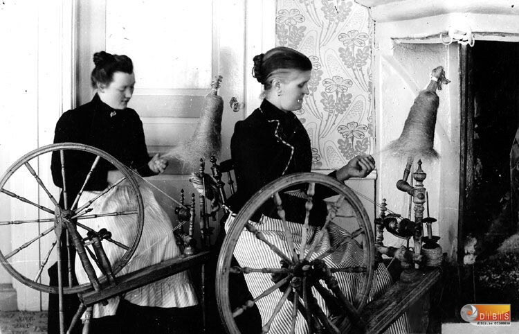 Två kvinnor spinner lin.
Mittjas-Mor och Anna Ståhl.