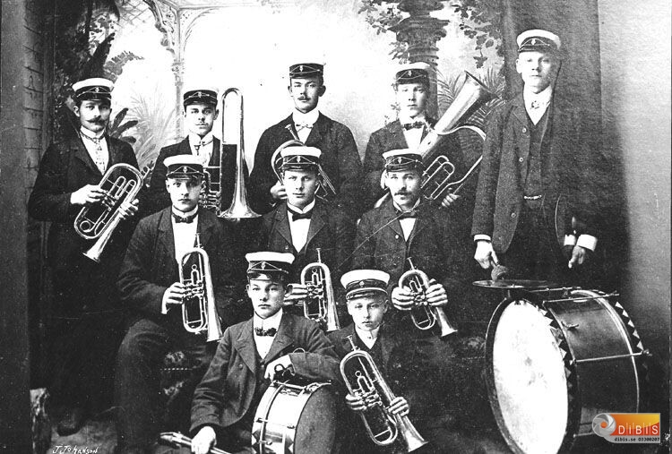 En blåsorkester.
Stående fr.v. Okänd, Frans Pettersson, Unnes-Per Jonsson, Gustav Öhman,
Adolf Eckard.
Sittande fr.v. bror till Jonas Nilsson, okänd, Per Ungman.
Sittande på golvet Jonas Frid och Ivar Pettersson.