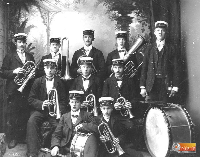 Edsbyns Blåsorkester.
Stående fr.v. Okänd, Frans Pettersson, Unnes-Per Jonsson, Gustav Öhmnan,
Adolf Eckard.
Sittande fr.v. bror till Jonas Nilsson, okänd, Per Ungman, Jonas Frid och Ivar Pettersson.