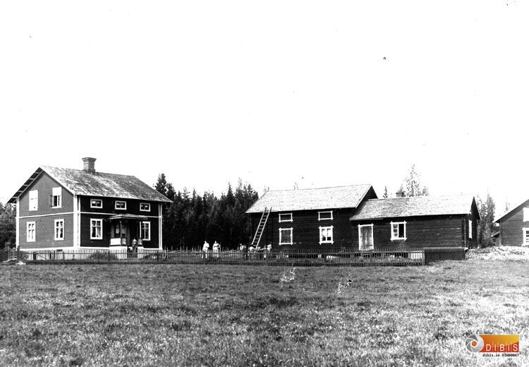 Okänt bostadshus med uthus.
Okända personer på gårdsplanen.