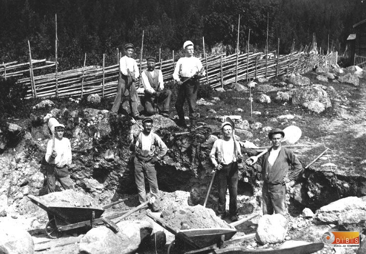 Vägbygge, vägen Vängsbo-Långhed.
Nedre rad. Häll-Axel, Frögds-Johan, Sunds-Far, Hanses-Nils Olsson.
Övre rad. Erik Engstrand, basen Anders Engstrand och Sunds-Olof Nyström.