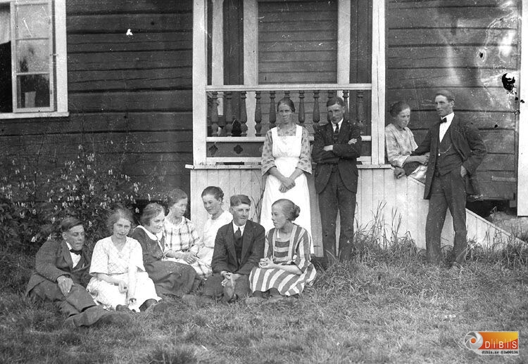Fr.v. Nils Wallin, Uddas-Karin Olsson, Nilses-Jon, Vivan Nilsson, Elin Kvarmans,
Olga Kvarmans, Folke Wallin, Alma Kvarmans.
Stående Jenny Kopparmalms, Olle Kopparmalms, Ida Kvarmans och
Jonas Kvarmans.