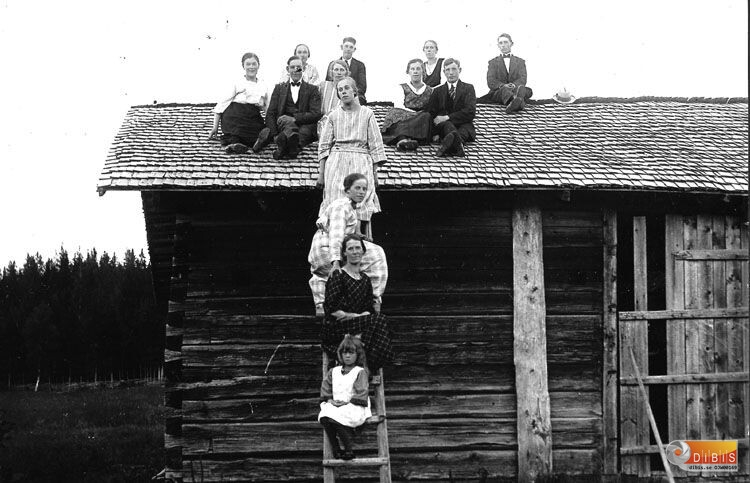 Alma Kvarmans, Beda Hedlind, Elin Kvarmans, Folke Wallin, Vivan Nilsson,
Olga Kvarmans, Jenny Wallin, Olle och Ingegerd Kopparmalms, Uddas-Kalla Olsson-Bomark, Nils Wallin, Uddas-Jonas Olsson och Ida Kvarmans.