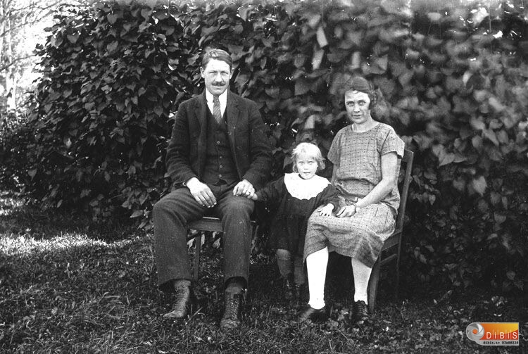 Viktor Nilsson f.1890, dottern Ragnhild och Kristina Olofsson-Nilsson f.1894
från Jämtland.
