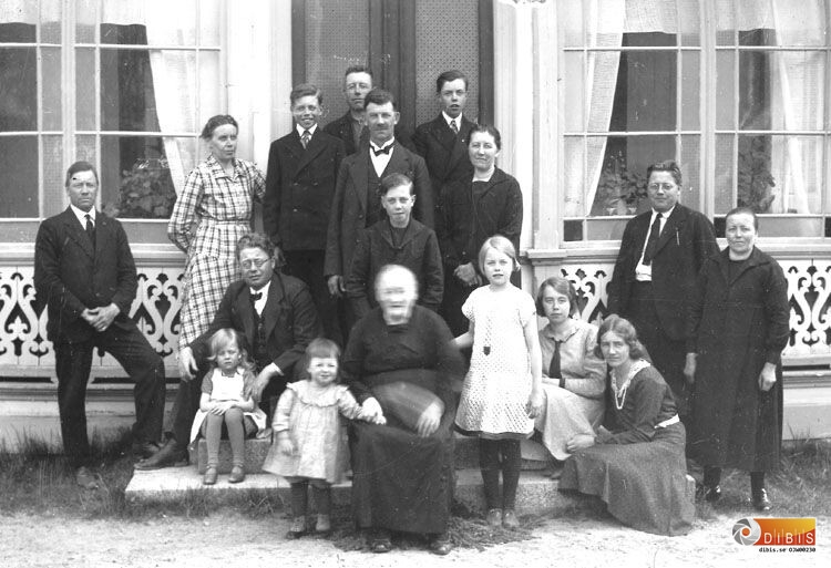 Sittande, Erik Wängdahl med dottern Karin Wängdahl, Maj-Lis Wängborg-Dahlberg,
Mångs-Karin Jonsson, Karin Jonsson, Karin Wängborg-Wislingsgård,
Svea Wängborg, Signe Wängdahl.
Stående fr.v. Jonas, Helena, Sven och Olov Wängborg, Abel Edeborg, Erik Wängborg, Hjalmar Wängborg, Ida Edeborg, David Wängdahl och Mångs-Elin Jonsson.
