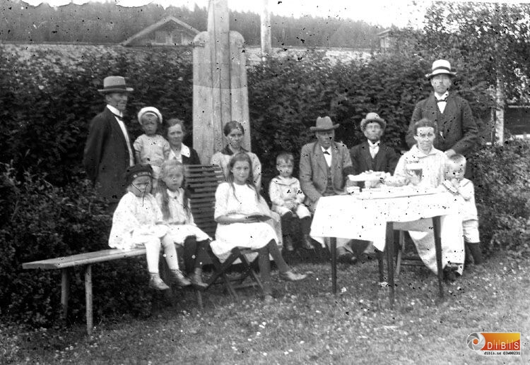 Bakre rad. Per, Anna och Gustav Marcelind, Mattes-Stina Jonsson, Mattes-Jonas Persson,
Mångs-Jonas Jonsson, Olov Wängborg.
Främre rad. Linnea Marcelind, Svea Wängborg, Nanny Gustavsson Stockholm,
Hjalmar Wängborg, Mångs-Helena Wängborg och Sven Wängborg.