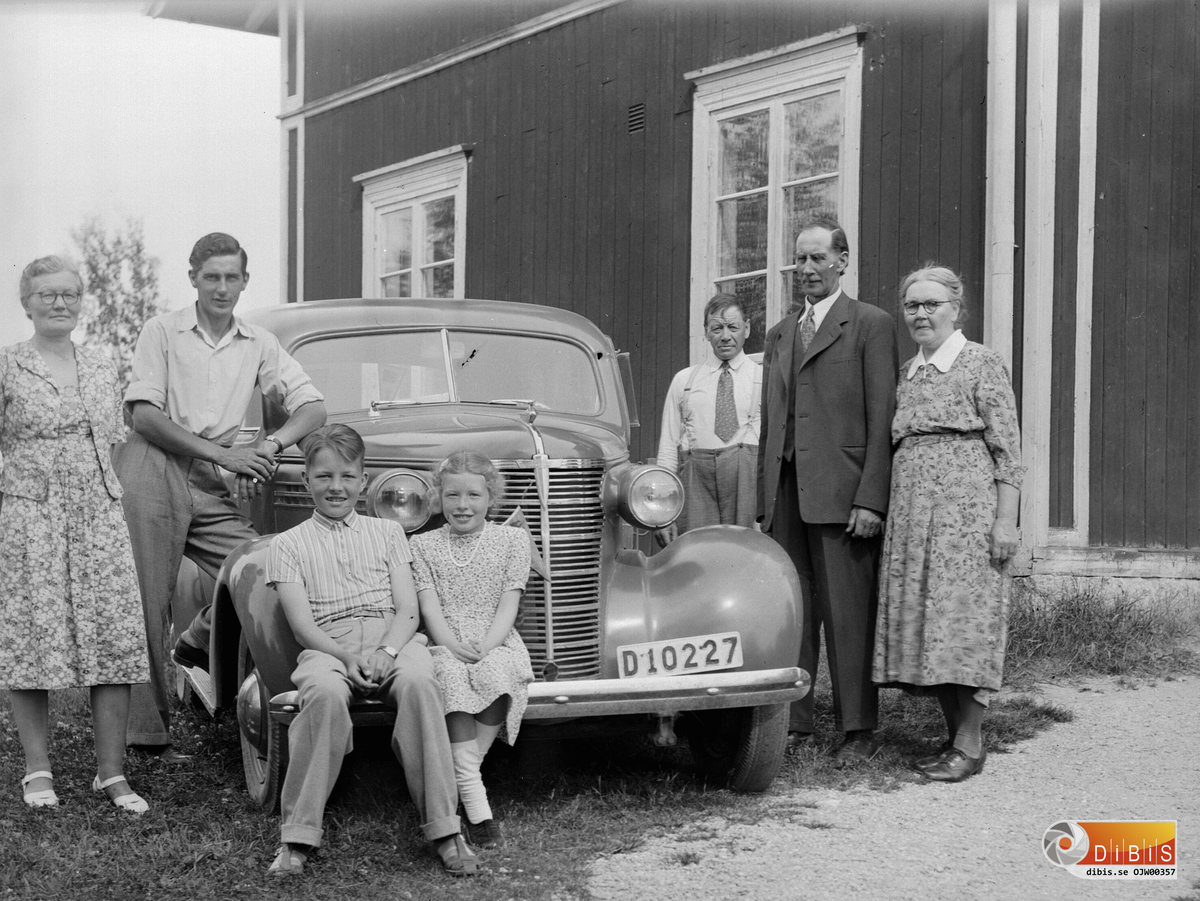 fr v 1. Lydia Wängborg 2. okänd 3.Åke Wängborg 4. Birgitta Wängborg 5. Jonas Wängborg 6. okänd 7. okändUtanför Jonas o Lydia Wängborgs hus i Ämnebo, Ovanåker. Bil med registreringsnummer D10227. En Chevrolet?