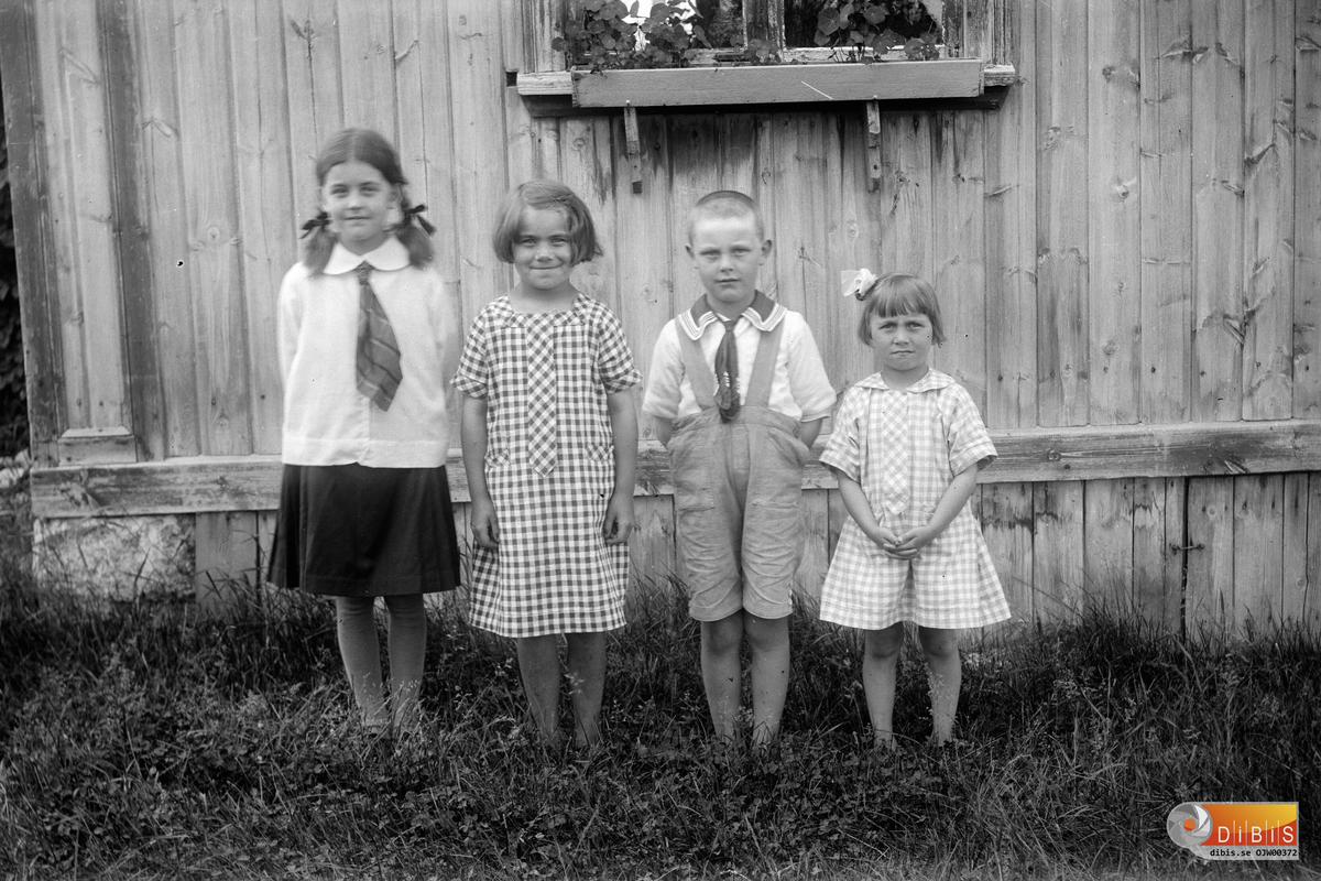 Fr v. 1. Ruth Edeborg gift Nilsson 2. okänd 3. okänd 4. okänd