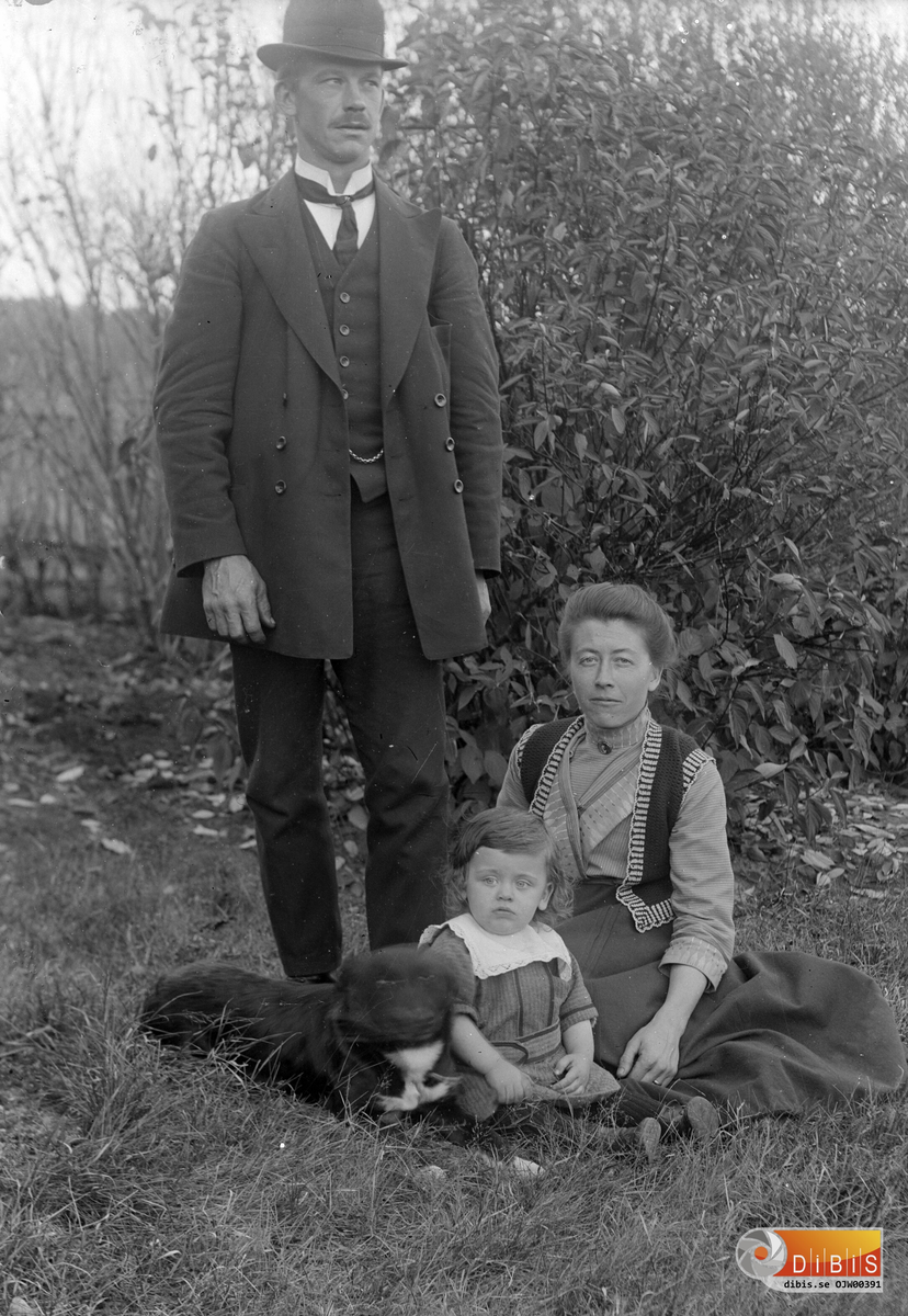 Abel o Ida Edeborg med sonen Erik Abel Edeborg Edsbyn 1885-06-12 – 1971-06-26 86 Ida Edeborg Edsbyn 1887-10-13 – 1959-08-18 71 Erik Edeborg Edsbyn 1913-03-22 – 1993-09-16 80