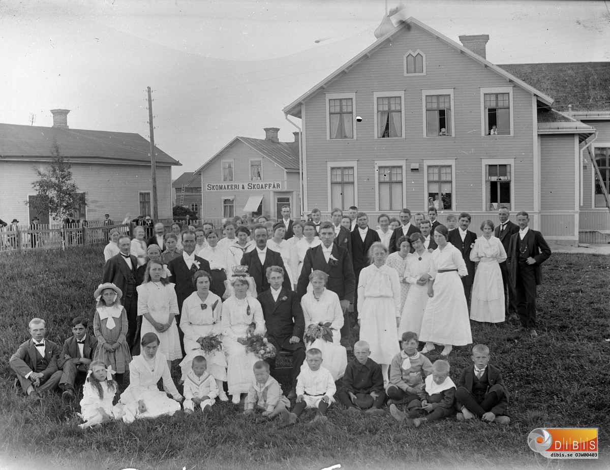 Lars Ivar Pettersons o Ingeborg Swärds bröllopfest 1916-07-02 nära Södra torget i Edsbyn. Godtemplarhuset nuvarande Centrumhuset i bakgrunden. Ivar Pettersson Edsbyn 1892-09-06 - 1964-09-22
