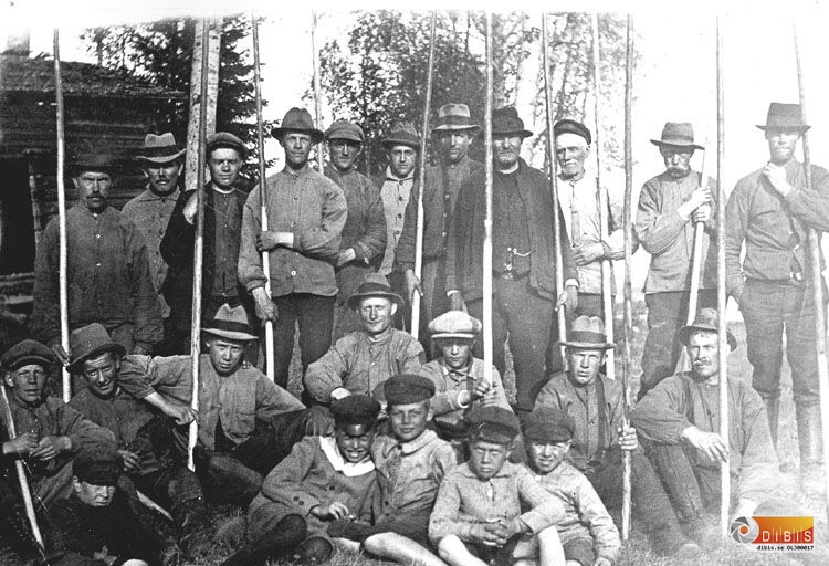 Ullungsån Lassasån. Flottare.
Stående fr.v. Märges-Per, Skräddarns-Per Olsson, Ståhlberg Filip, Nygårds-Per Jonsson,
Runns-Johan Persson, Halls-Mårten Olsson, Elgs-Jonke, Valla-Gubben, Vargens-Erik,
Snickarns-Jonke.
Sittande fr.v. Karl Ståhlberg, David Lang, Strands-Edvun Persson, Jonils-Viktor Nilsson,
Ruben Ståhlberg, Persjuls-Jonas Persson, Njåks-Erik.
Sittande längst fram Hjalmar Sundell, Rickard Uhras, Kvär-Olle-Olov Westberg, Öst, Okänd.