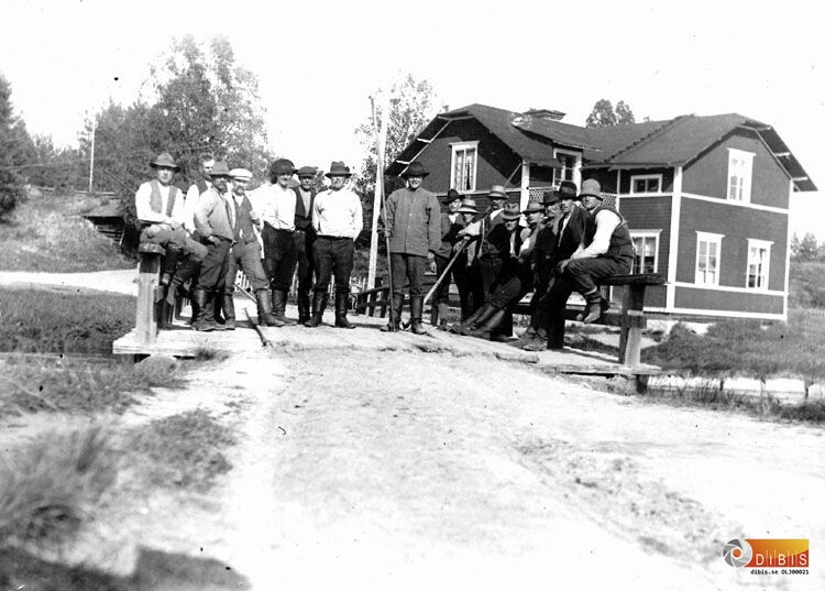 Bron i S.Svensbo, flottarlag.
Okänd, Okänd, Gustav Westh, Karl Johansson, Okänd, Jakob Fahlström, Okänd, Okänd, Olof Levin, Okänd, Nils Nilsson, Stugslåtts-Andreas Andersson, Okänd, Okänd,
Teodor Woxlin, Hjalmar Tigerstrand.