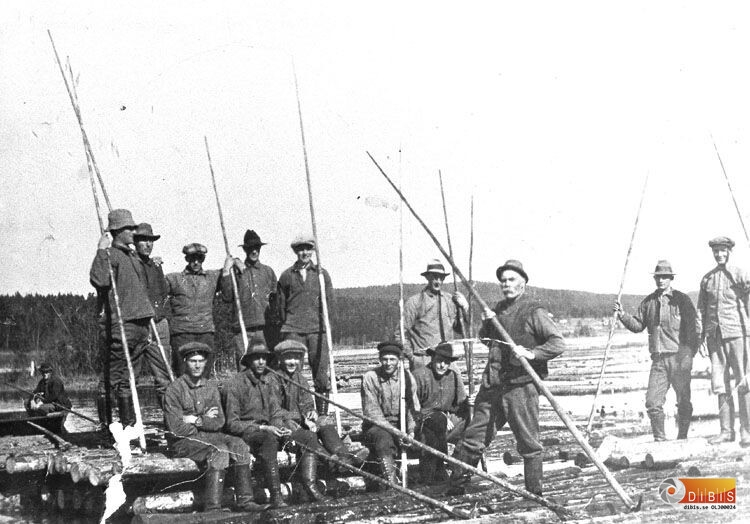 Timmerflottning, femton män.
Stående fr.v. Okänd, Öbergs-Erik, Runds-Johan Persson, Okänd,
David Lang, Okänd, Lim-Johan Erik Olsson, Viktor Nilsson, Erik Westberg.
Sittande fr.v. Mergesjonkes-Bertil Eriksson, Mergesjonkes-Olle Eriksson,
Peresjanes-Helmer Persson, Albin Lind, Albert Kihlström.