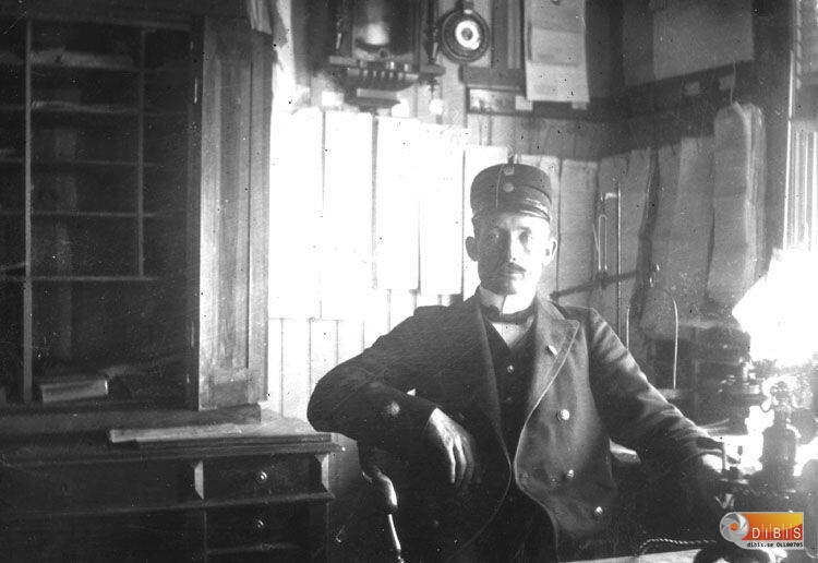 En järnvägstjänsteman vid sitt arbetsbord.
Längst ner i höger hörn syns bordstelefon 1880-90 tal mod. (Kallas idag 2015 för "Taxen")