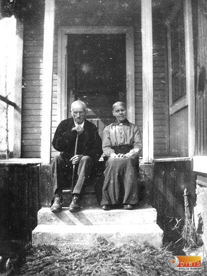 Svinabacken Törns gård och skomakeri.
Pehr Pehrsson-Lindblom 1833 - 1923, hustru Brita Olsdotter 1839 - 1927.