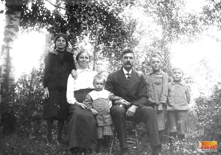 Södergårds-Olof Olsson f.1880 Mjölåsen sen Edmans, Kristina Pesson-Olsson f.1883,
Elsa f.1904, Erik f.1912, Edvin f.1906, Einar f.1907.