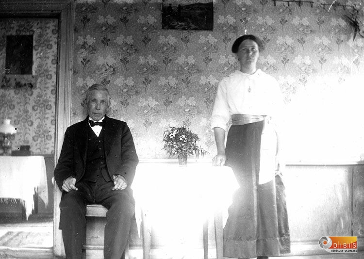 Skräddare Olof Olsson-Nordlund f.1842 och dottern Anna Olsson-Nordlund f.1892.