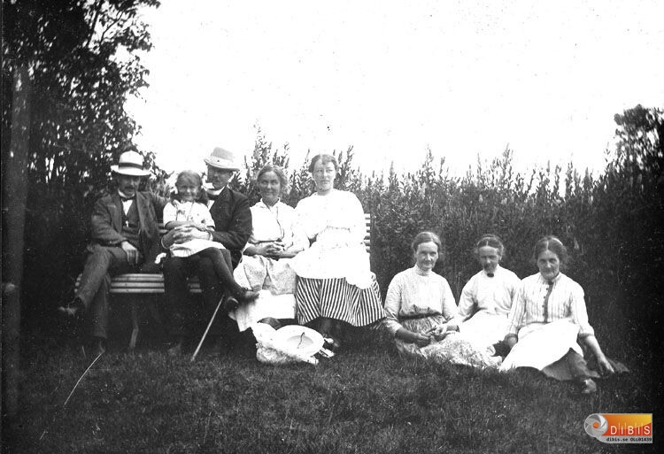 Personer från Lillhöjen bl.a. Kerstin, Karin och Marta Eriksson, övriga okända.