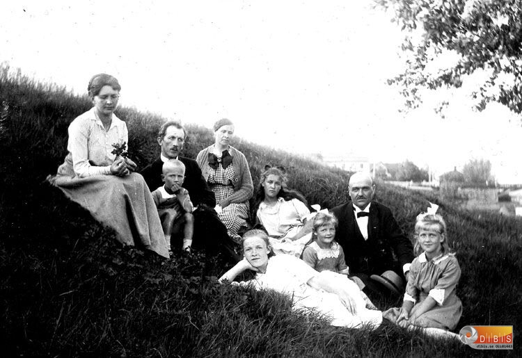 Familjen faktor Wilhelm Larsson, med döttrarna Agnes och Gunhild Larsson,
övriga okända.