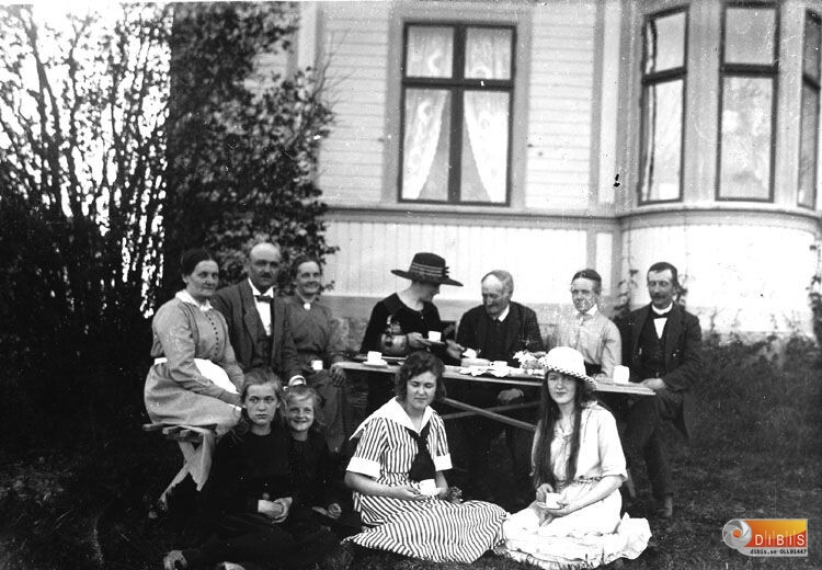 Syskonen Eriksson från Lillhöjen tillsammans med faktor Larssons familj.