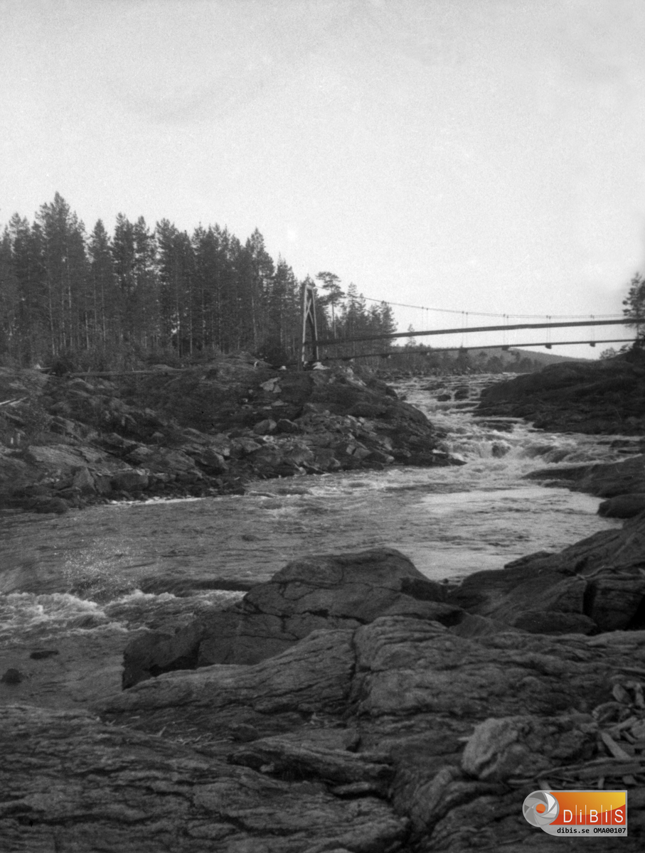 En fors med Hängbro.
Hylströmmen.