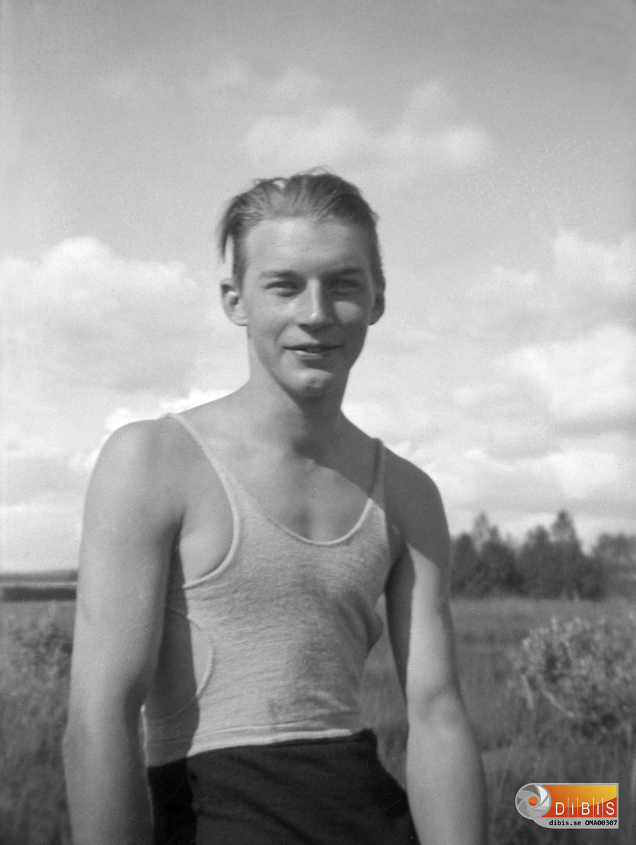 En ung man klädd i linne.
Stig Jansson från 1916 talet.