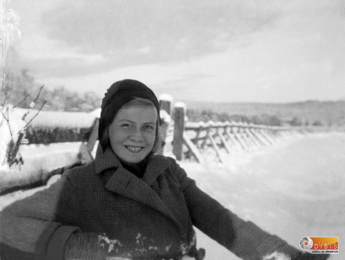 En flicka i kappa och mössa utomhus på vintern.
Aina Markusson.
