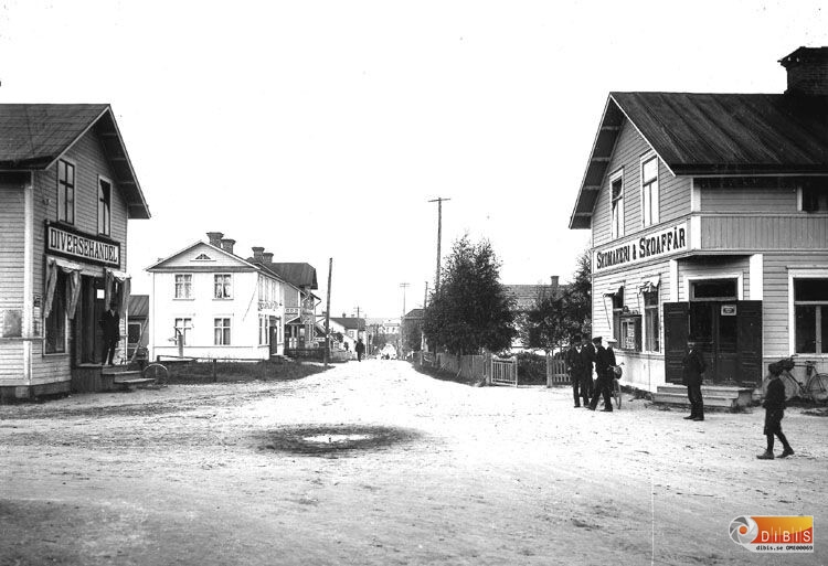 Södra Torget med Långgatan åt Norra Edsbyn.
Diversehandel senare Konsum, Tildas Cafe, Löfs affär.