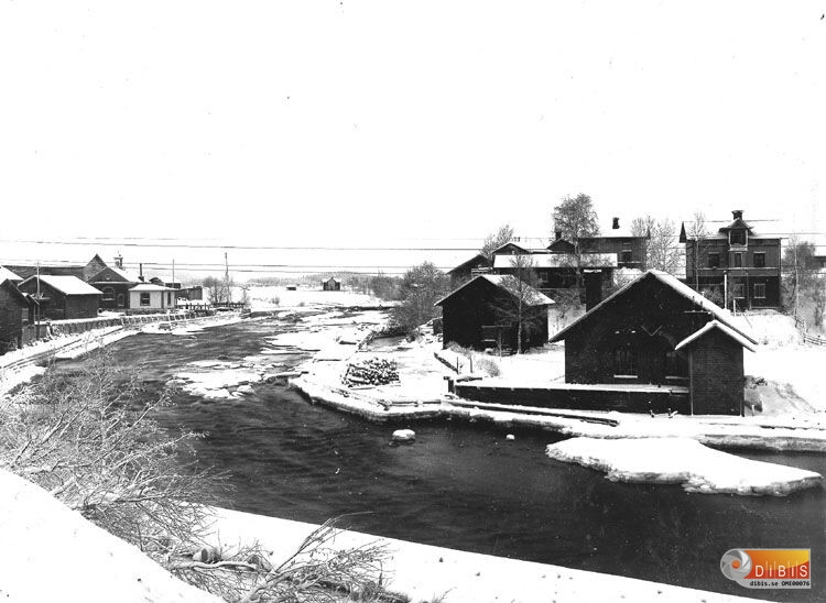 Edsbyströmmen med Urafors yxfabrik och Carl Åbergs gård.
Till vänster gamla kraftstationen.