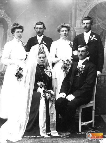 Brudpar.
Jumpas-Joners-Leander Jonsson och Joners-Tilda Lindberg, Joners-Per Lindberg,
Hammar-Elin, Nils Bolen, Jumpas-Hulda Jonsson.