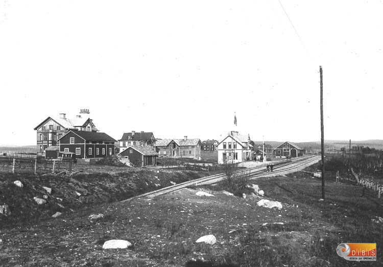 Stationsamhället med järnvägen och stationen.