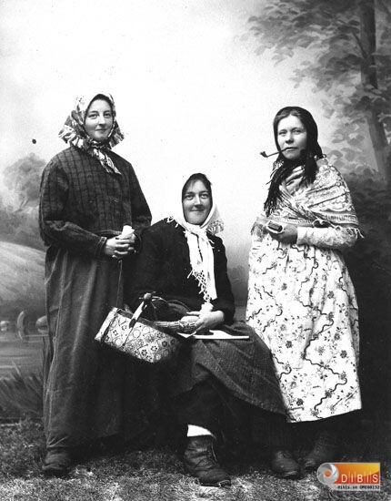 Tre utklädda kvinnor.
Jenny och Hulda Delander samt Anna Pettersson.