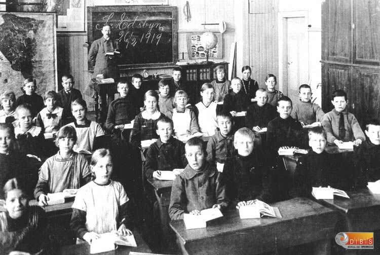 Skolklass på södra skolan.
Lärare K.F.Eriksson.