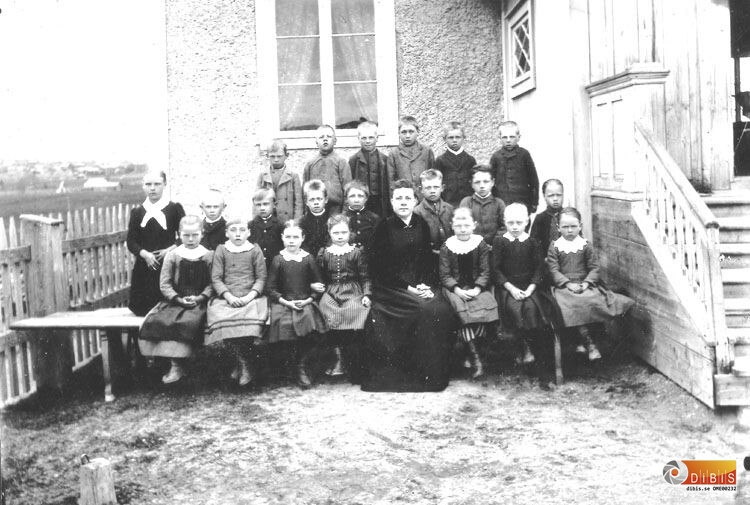 Skolklass Södra skolan, lärarinnan Mimmi Högstedt med okända barn.