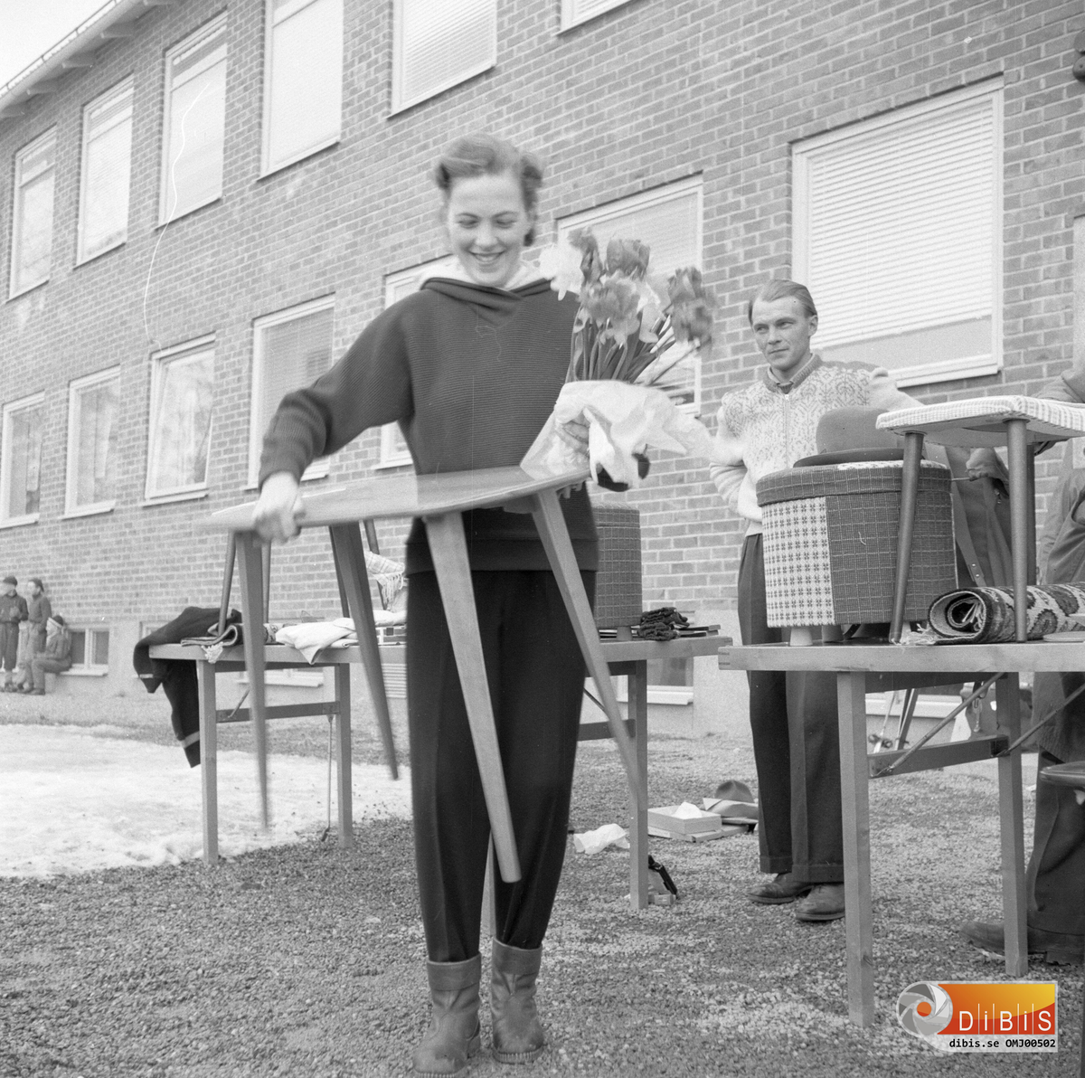 Prisutdelning, skidtävling.
Britt Strandberg och Lennart Olsson vid Rotebergs skola.