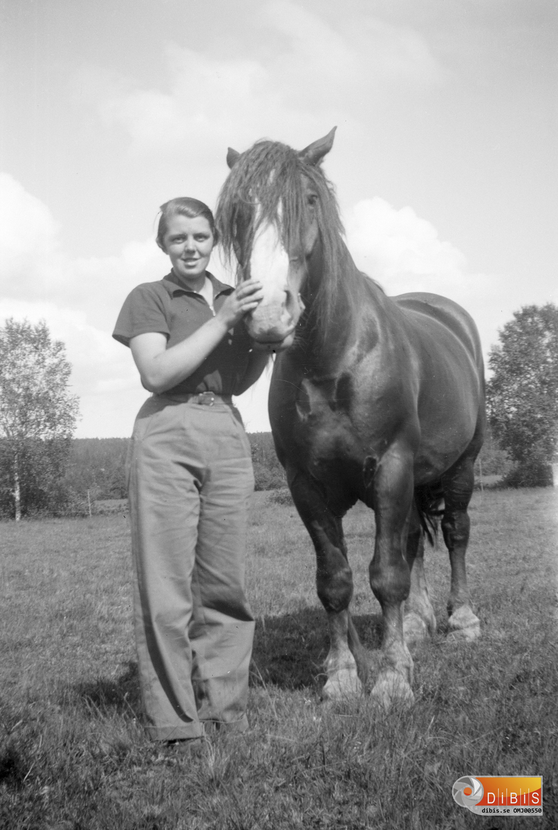 "Prans" Magda Johansson med ardennerhästen Rölle.