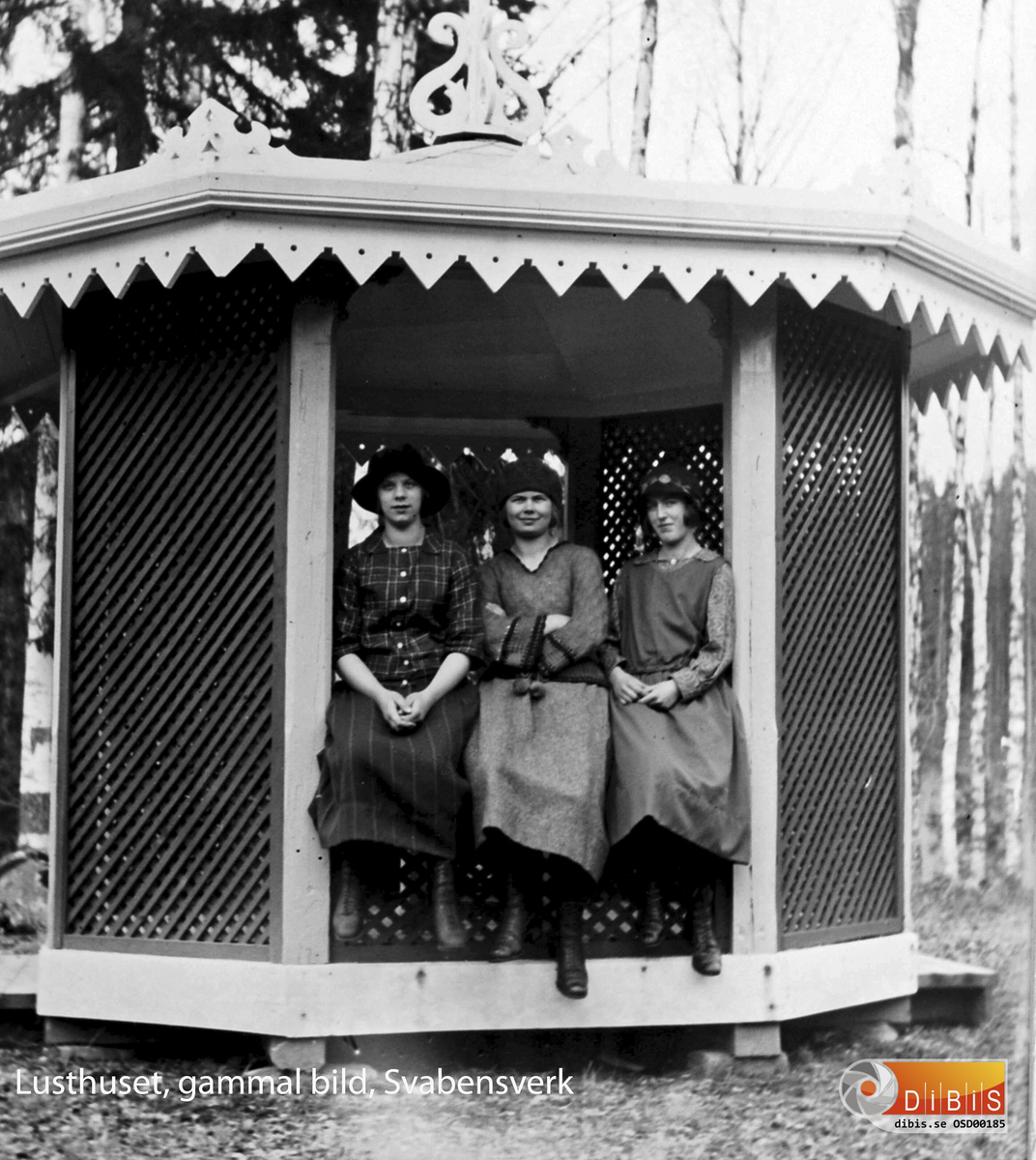 Från vänster:
Frida Malmgren f. Norman, Lilly Stålberg f. Nordin och Anna Sjöberg f. Nord alla född 1907.