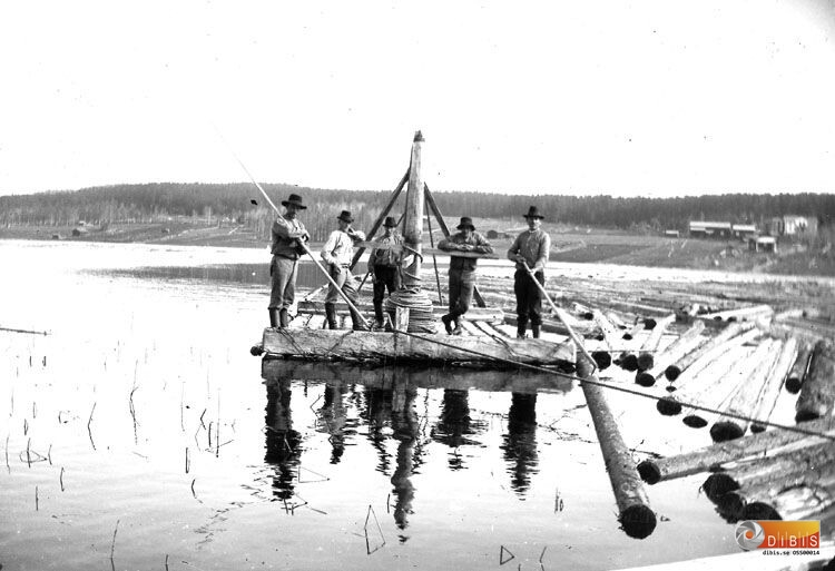Flottning med spelflotte.
Koppars-Erik, Stocka-Per, Petruses-Olle, Koppars-Per, Märges-Per.
Till höger syns Halls gård i V.Roteberg.