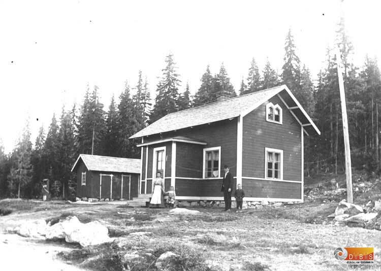 Ullungsforsvägen Strandells Edsbyn.
John och Helena Säll med barnen Astrid och Elov vid sitt hus.