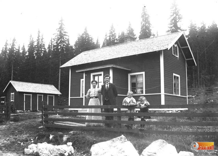 Ullungsforsvägen Edsbyn.
John Säll med hustru Helena och barnen Elov och Astrid.
